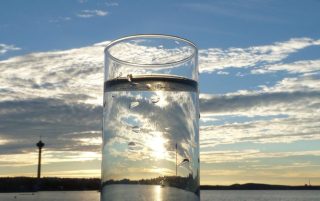 Kuva vesilasista taustalla Näsijärvi ja Näsinneula.