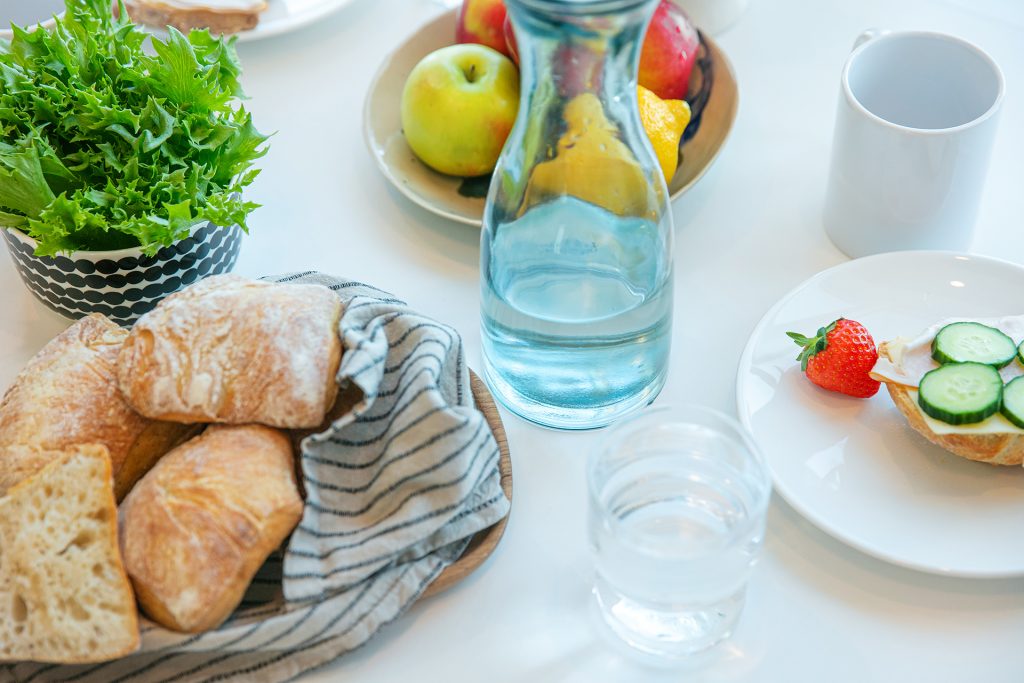 Kuvituskuva aamupalapöydästä.