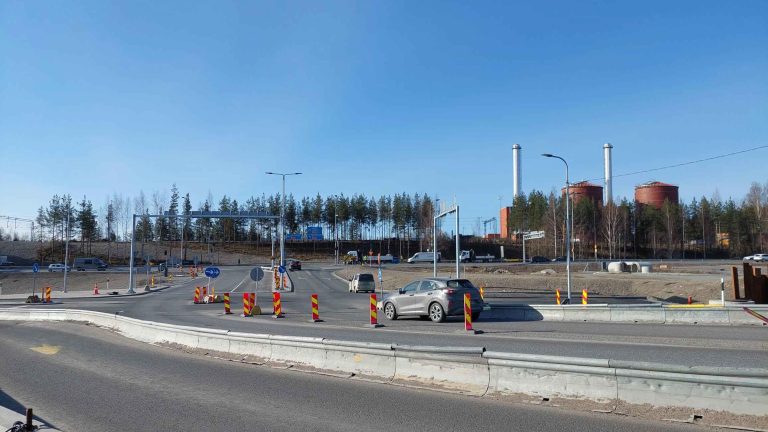 Etualalla Enqvistinkadun kiertotie ja väliaikanen kiertoliittymä Possiojankadun risteyksessä.