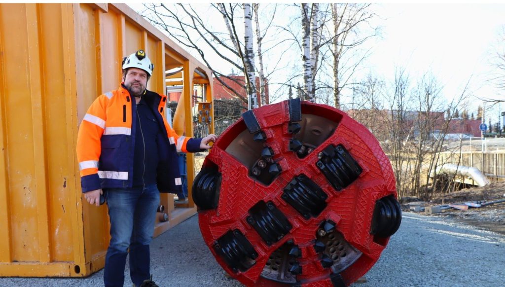 Työntekijä porausyksikön vieressä