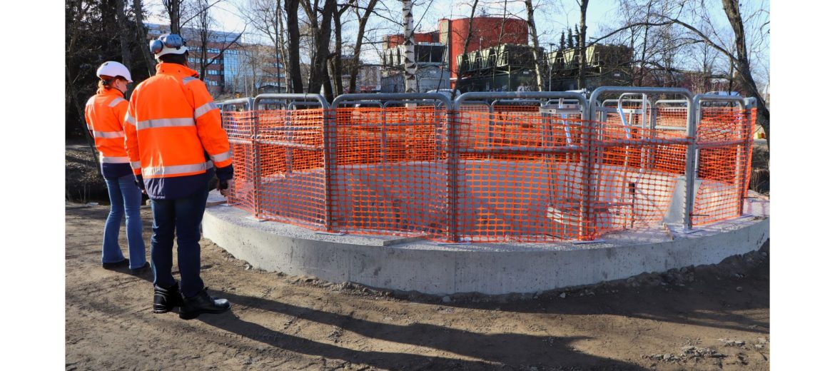 Jokikadun upotuskaivo, vieressä kaksi työntekijää