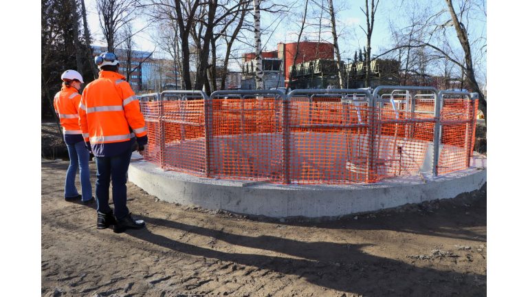 Jokikadun upotuskaivo, vieressä kaksi työntekijää