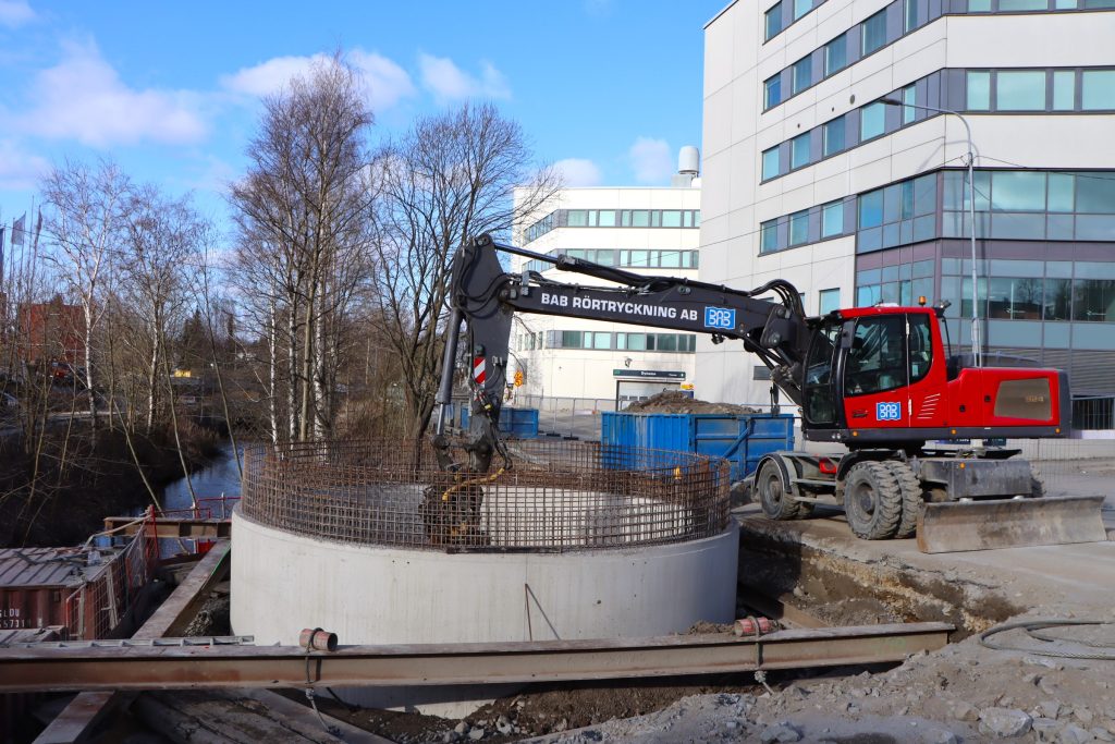 Kaivinkone työstää upotuskaivoa