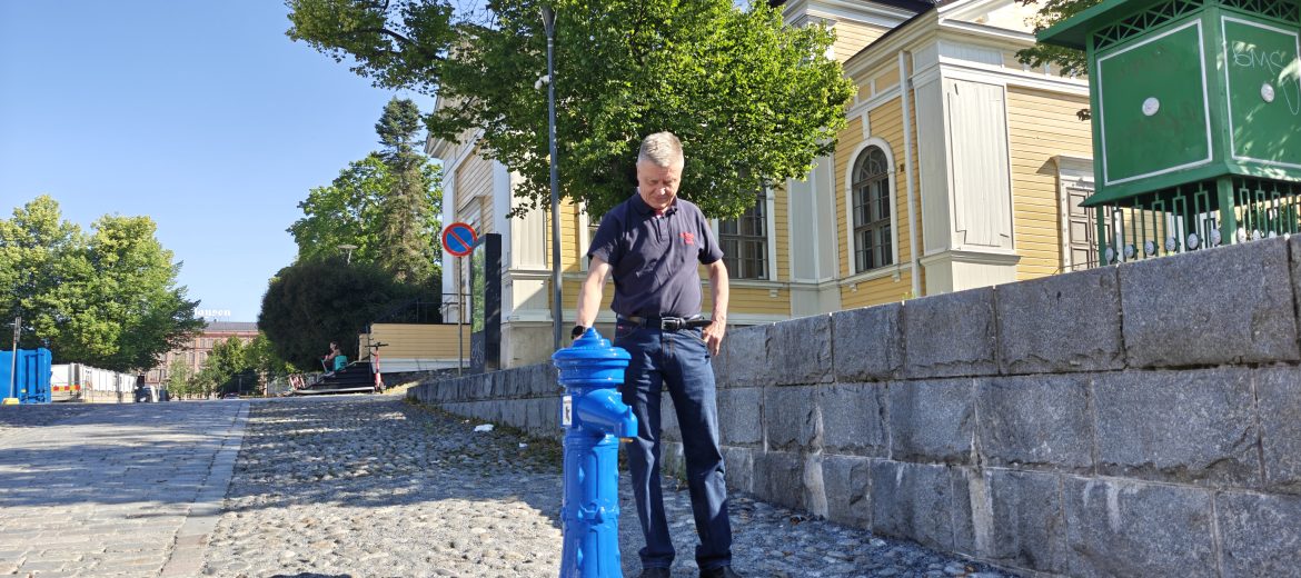 Verkostoinsinööri Esko Lehtimäki rakennuttamansa Keskustorin vesipisteen vieressä.