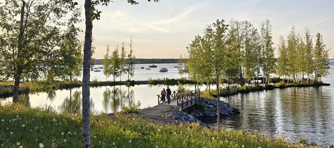 Kuva Näsiäjärvestä auringonlaskun aikaan