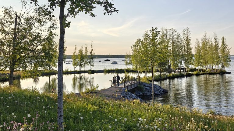 Kuva Näsiäjärvestä auringonlaskun aikaan