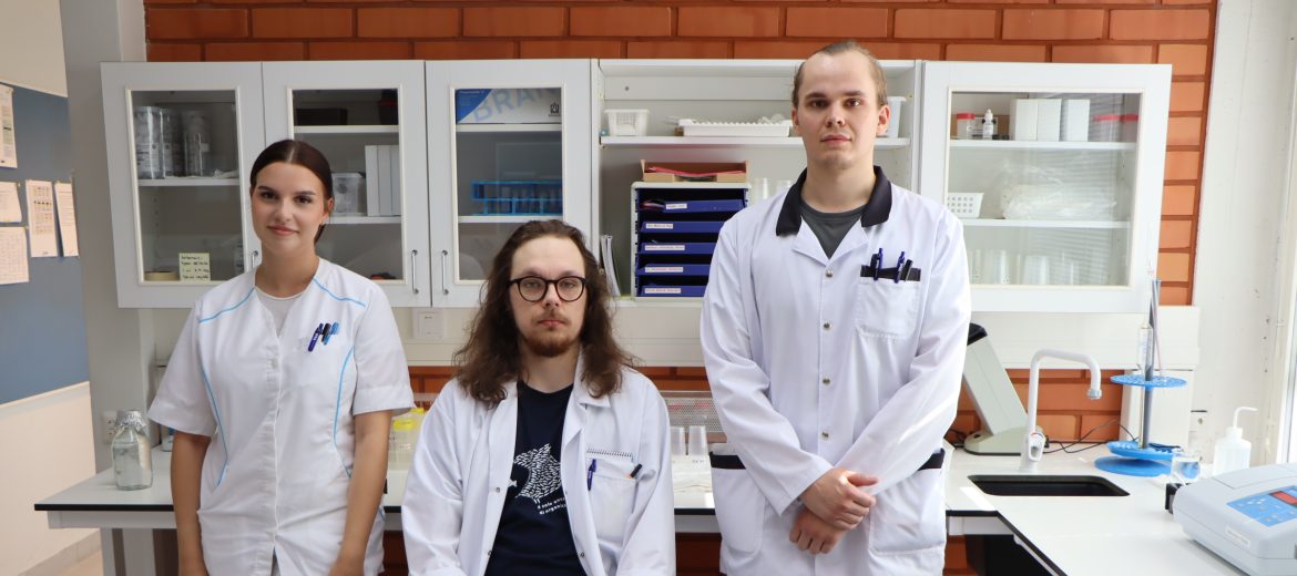 Laborantit Sofia, Justus ja Elias talousvesilaboratoriossa