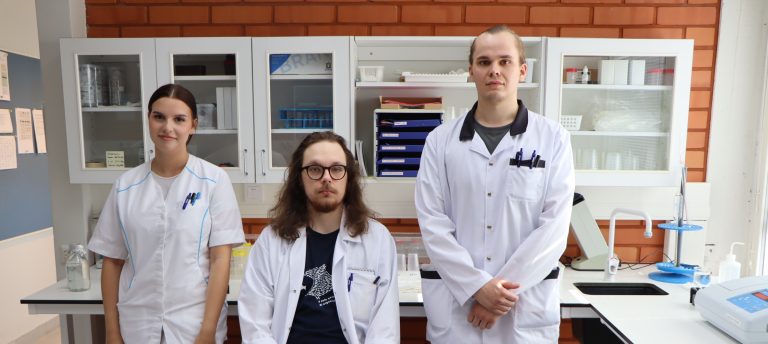 Laborantit Sofia, Justus ja Elias talousvesilaboratoriossa