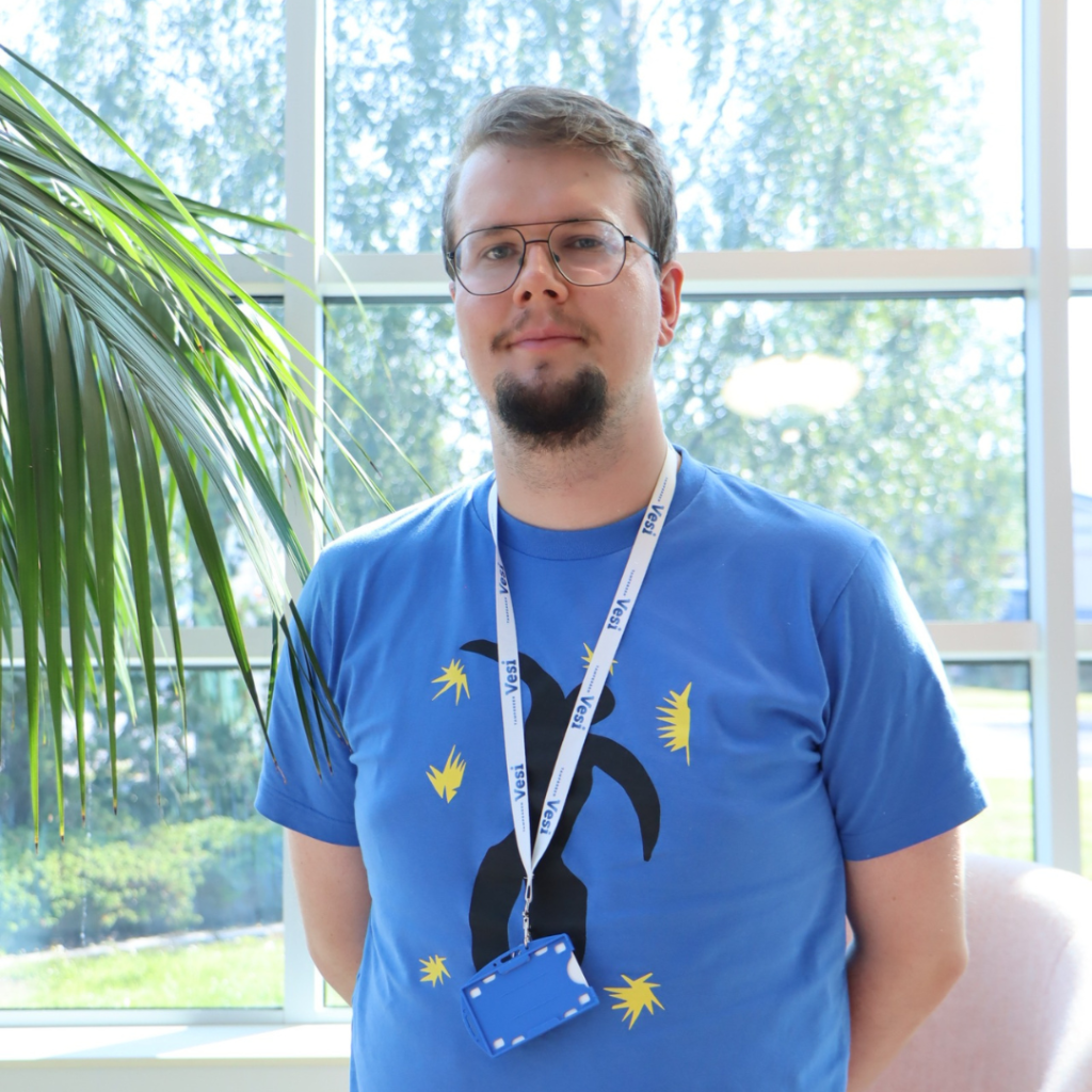 Puolikuva toimistoinsinööriharjoittelija Hugosta