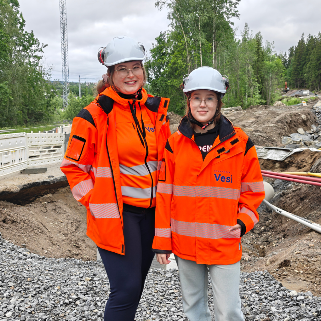 Puolikuva työnjohtoharjoittelijoista työmaalla