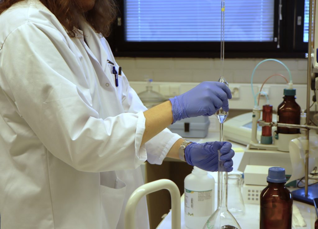 Laborantti tekemässä tutkimusta labrassa